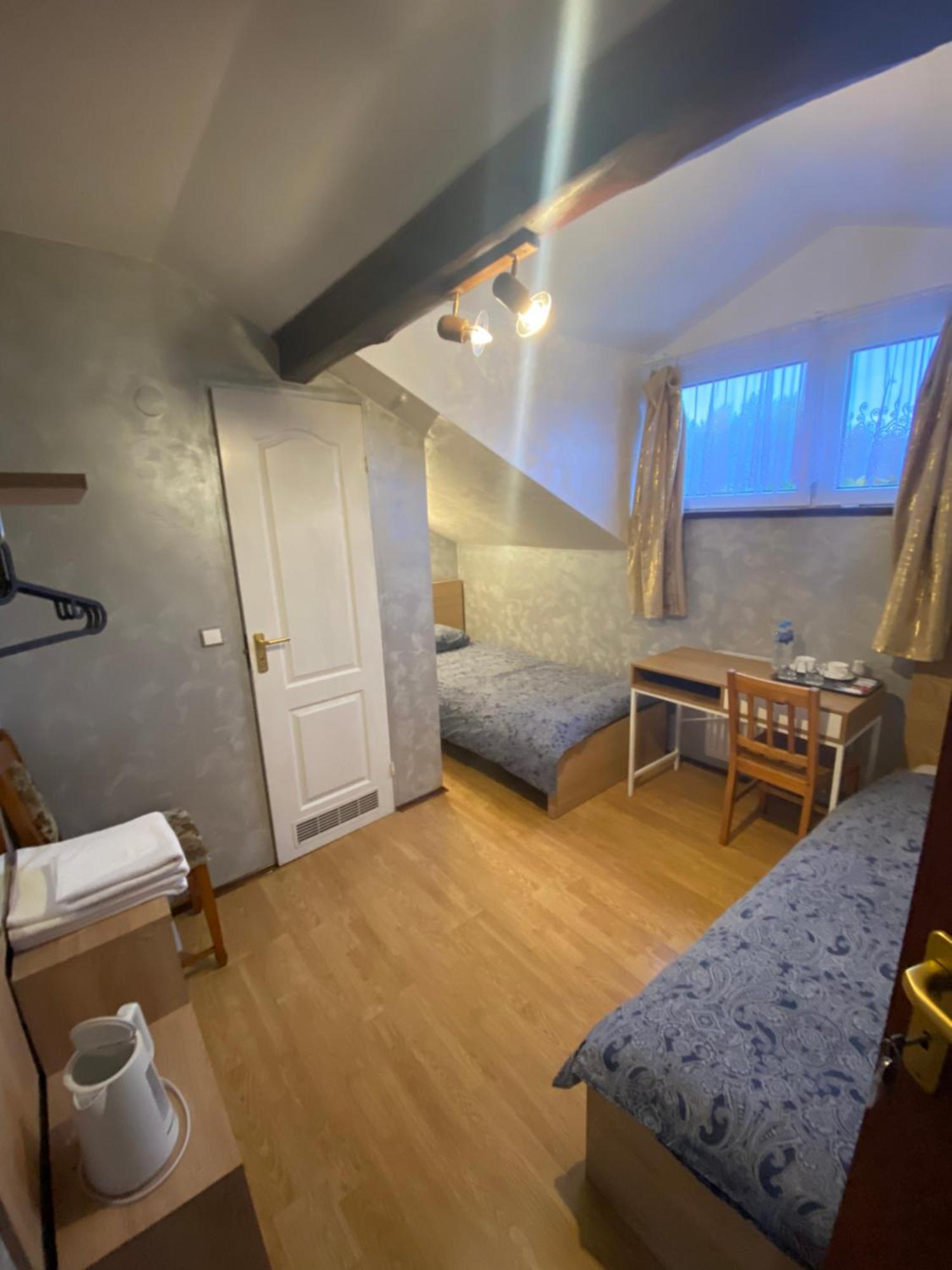 Hostel Homies Inn Celiny  Ngoại thất bức ảnh